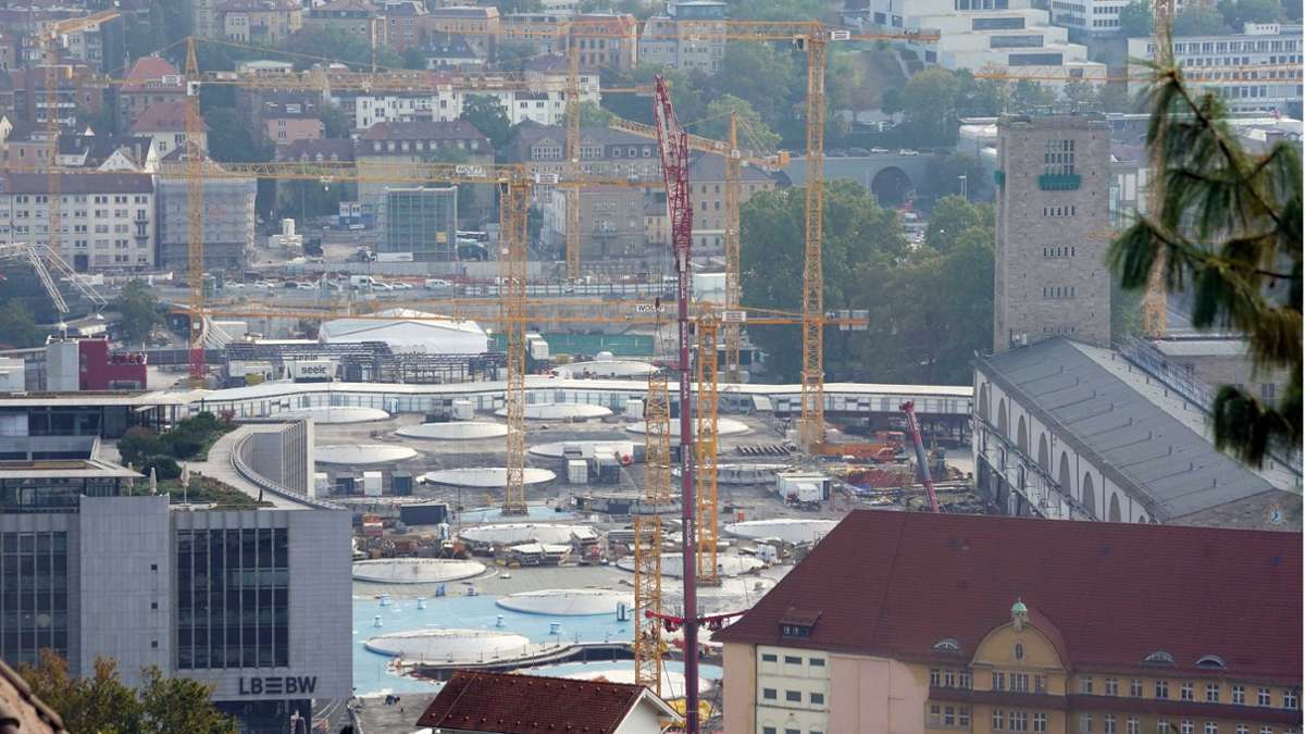 Der rote, mobile  Großkran entfernt einen der Baukräne von Stuttgart 21 – aufgenommen vom Kriegsberg.