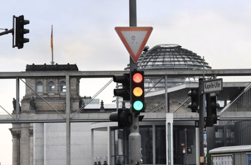 Ampel im Berliner Regierungsviertel – die Gespräche über die Bildung einer Koalition von SPD, FDP und Grünen beginnen in diesen Tagen. Foto: dpa/Julian Stratenschulte
