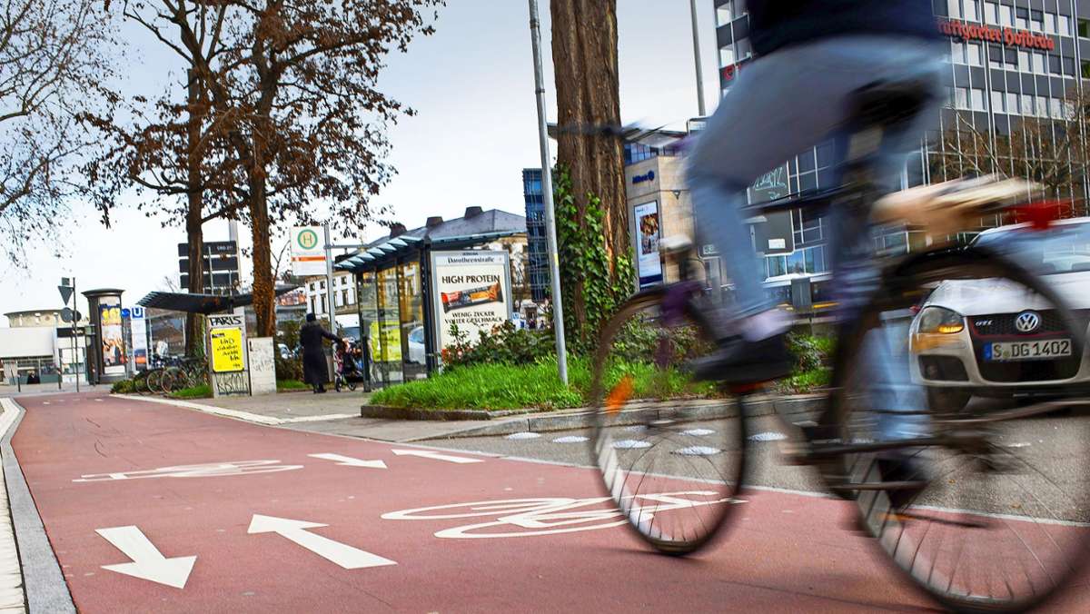Radfahren in Stuttgart: Stadt prüft Radweg-Engpass am Charlottenplatz