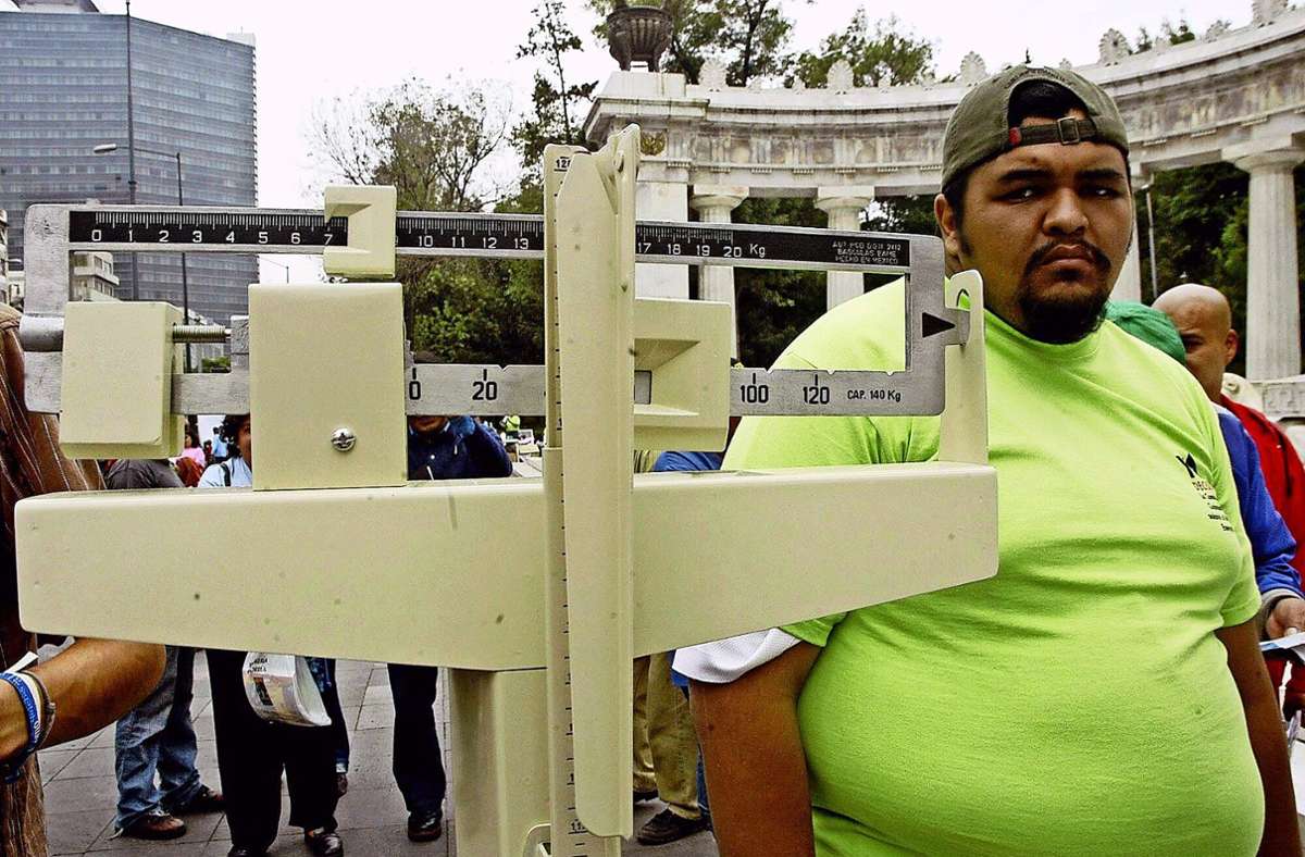 Ein Mann wiegt sich in Mexiko: Übergewicht und Diabetes waren dort schon vor Corona weit verbreitet. Foto: imago/Xinhua