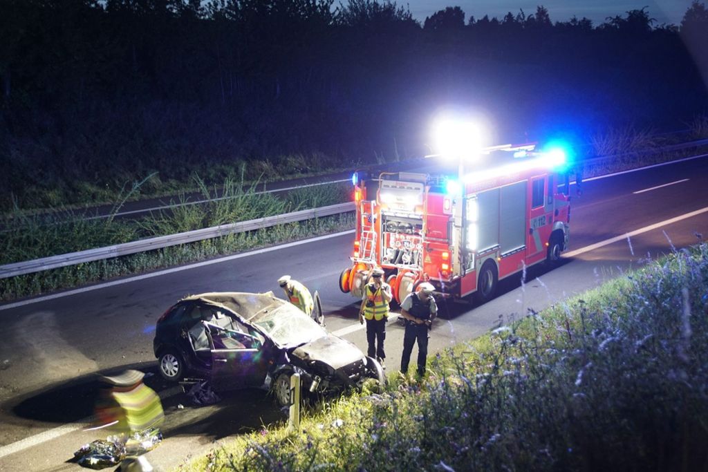 Wegen eines geplatzten Reifens kam es in Fellbach zu einem schweren Unfall: Auto überschlägt sich mehrfach in Fellbach