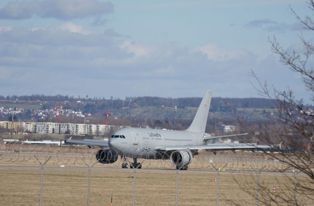 Das Flugzeug mit 15 Passagieren ist in Stuttgart gelandet.
