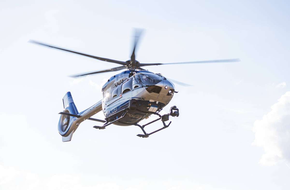 Polizeihelikopter über Karlsruhe: Unbekannter verletzt Mann mit Messer