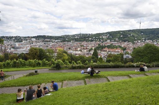 Die Karlshöhe in Stuttgart ist beliebt – nicht nur wegen des hübschen Biergartens, sondern auch wegen der grandiosen Aussicht auf die Stadt. Foto: imago/7aktuell