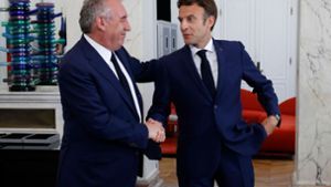 Frankreichs Präsident beginnt Suche nach Regierungsoptionen