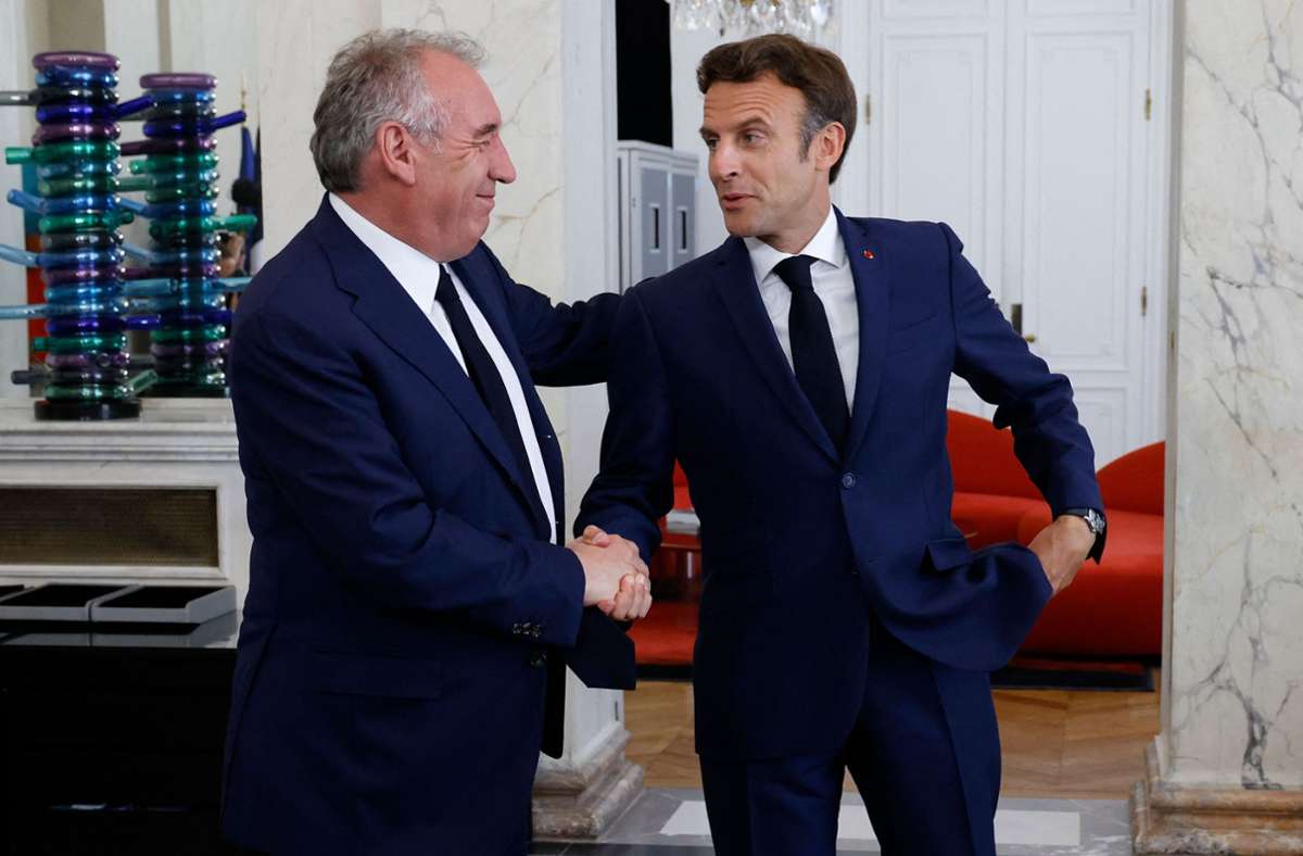 Emmanuel Macron: Frankreichs Präsident beginnt Suche nach Regierungsoptionen