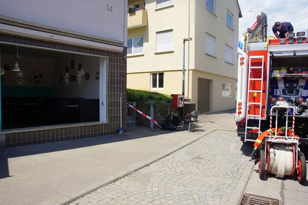 05.06.2019: Eine Autofahrerin ist mit ihrem Fahrzeug rückwärts gegen die Scheibe eines Eiscafés in Hochdorf gefahren
