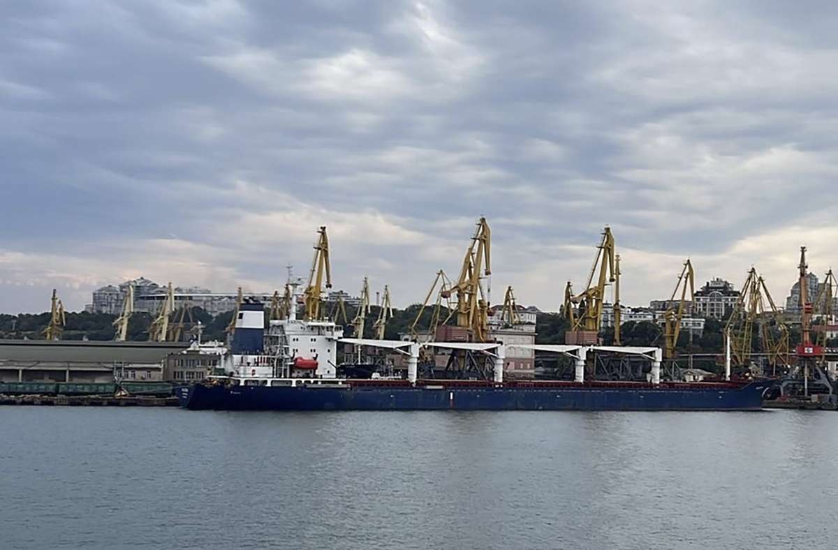 Das unter der Flagge von Sierra Leone fahrende Frachtschiff Razoni verlässt mit 26.000 Tonnen ukrainischem Getreide an Bord den Hafen in der Region Odessa. Foto: dpa/Uncredited