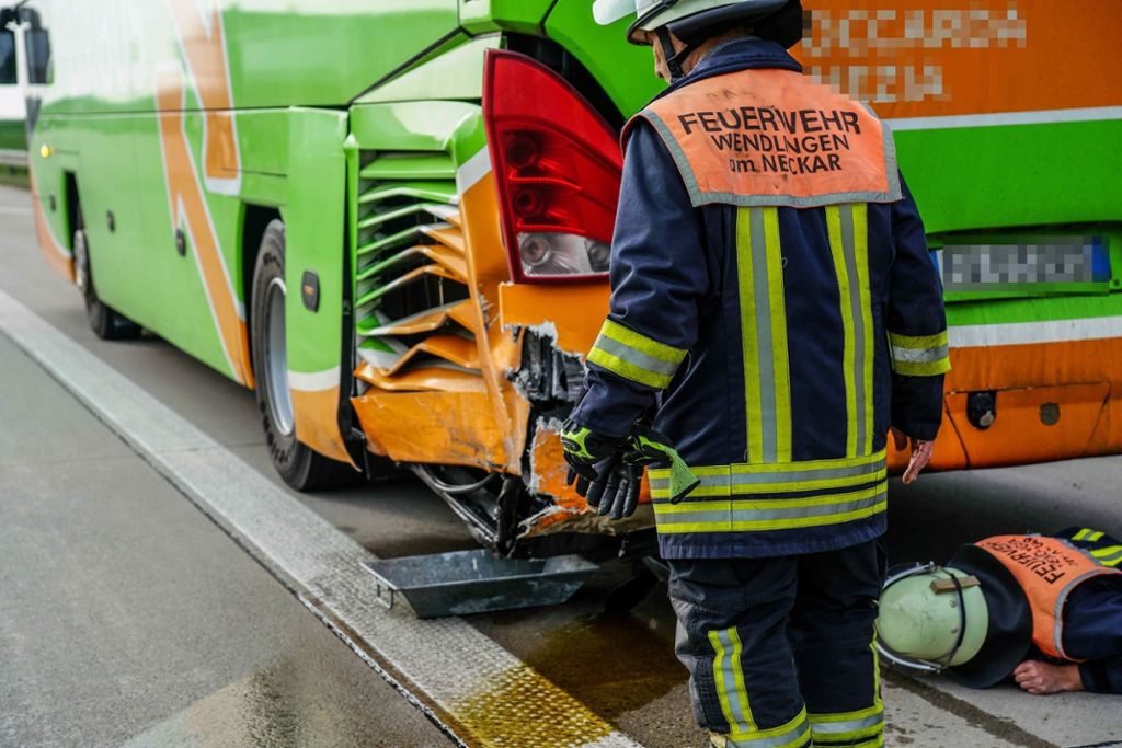 07.05.2019 Ein Unfall mit einem Reisebus hat einen Stau auf der A8 bei Wendlingen verursacht.