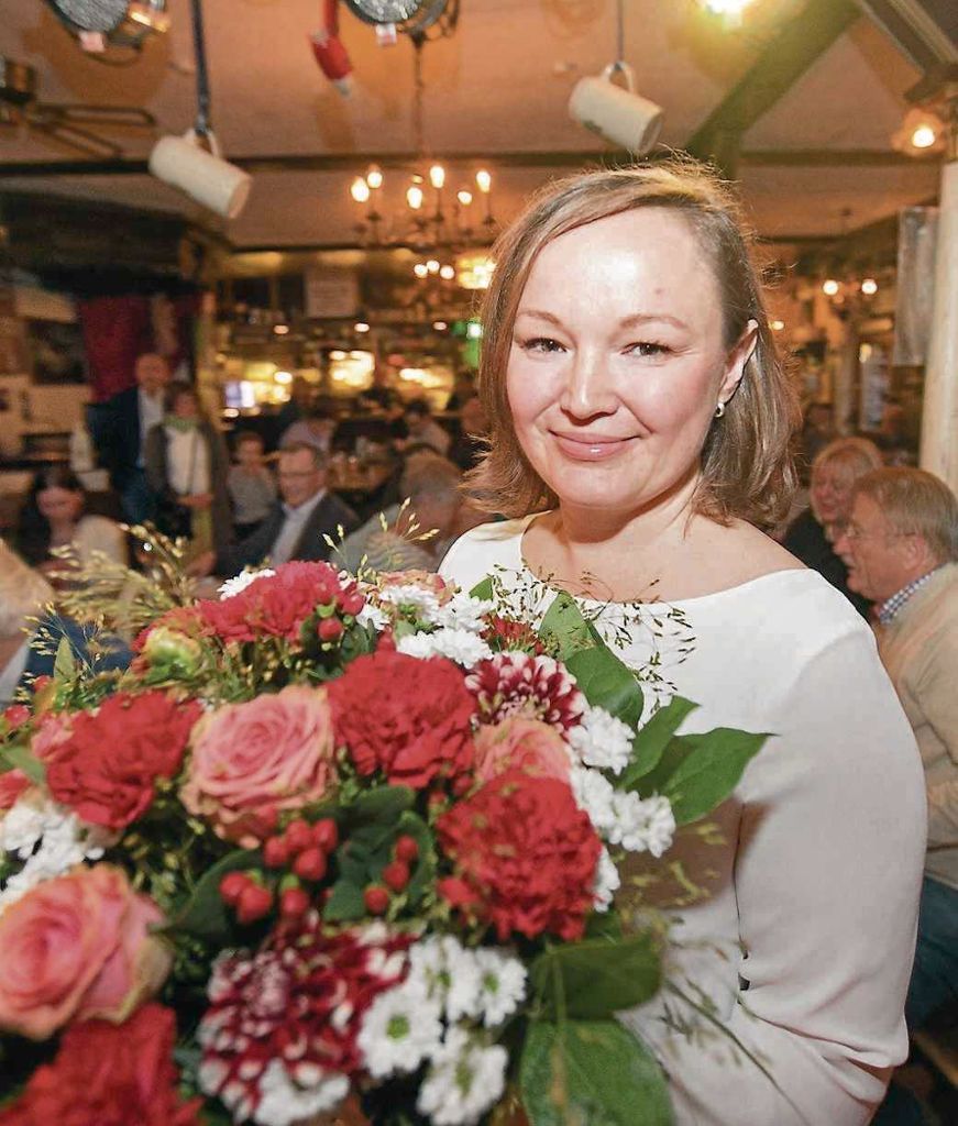 So richtig freuen kann sich SPD-Kandidatin Regina Rapp über die Blumen nicht. Es sei aber gut, dass die SPD die Opposition anführe. Foto: Bulgrin