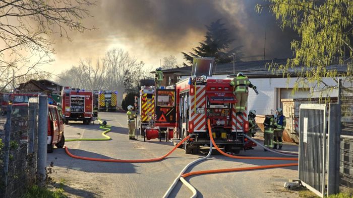 Lagerhalle nahe Hockenheim steht  in Flammen
