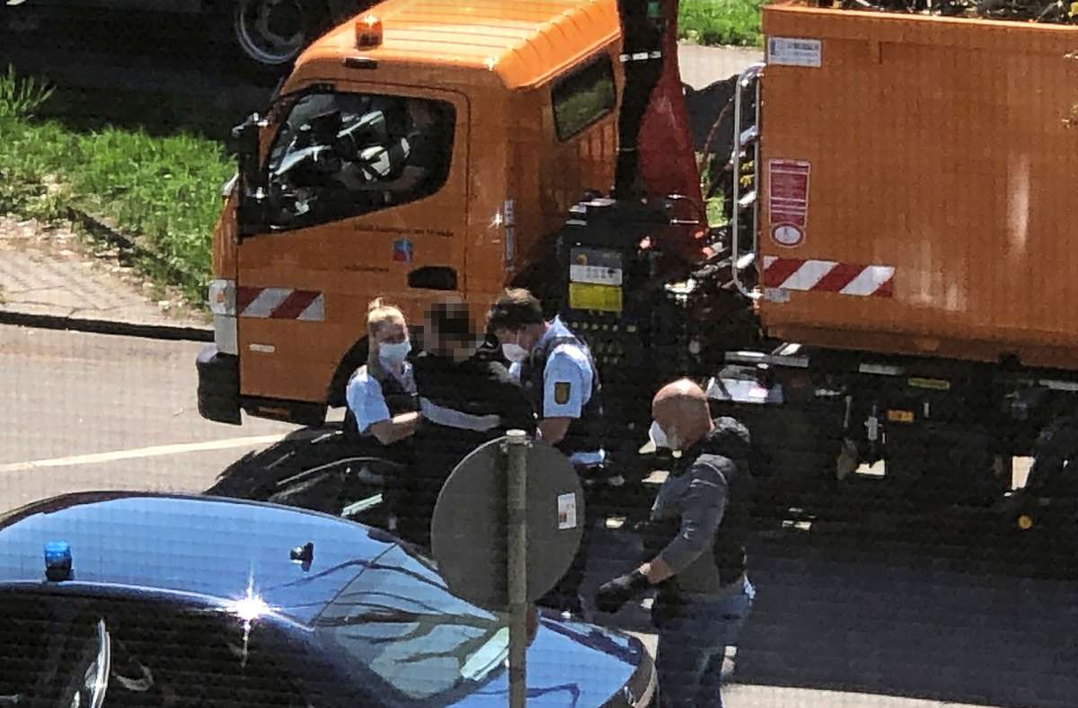 Verhaftung in Esslingen: Mann wird aus Bus geholt und von der Polizei festgenommen