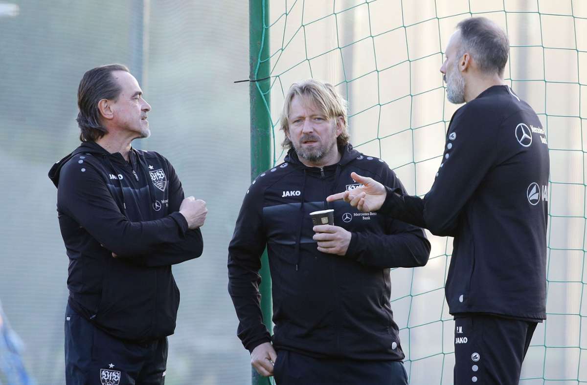 Günther Schäfer (li. neben Sportchef Sven Mislintat und Trainer Pellegrino Matarazzo) fungiert beim VfB als Teammanager. Als solcher ist er nah an der Mannschaft dran.