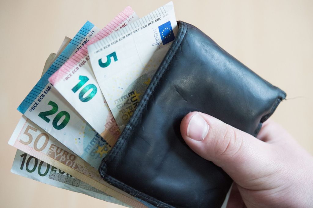 Der Mann hatte seinen Geldbeutel mit mehr als 2000 Euro Bargeld verloren: Waldkirch: Ehrliche Finderin ermöglicht Familienvater Heimflug