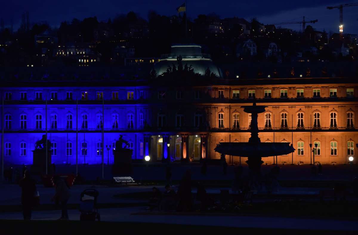 Solidarität in Stuttgart: Neues Schloss in den Farben der Ukraine angestrahlt