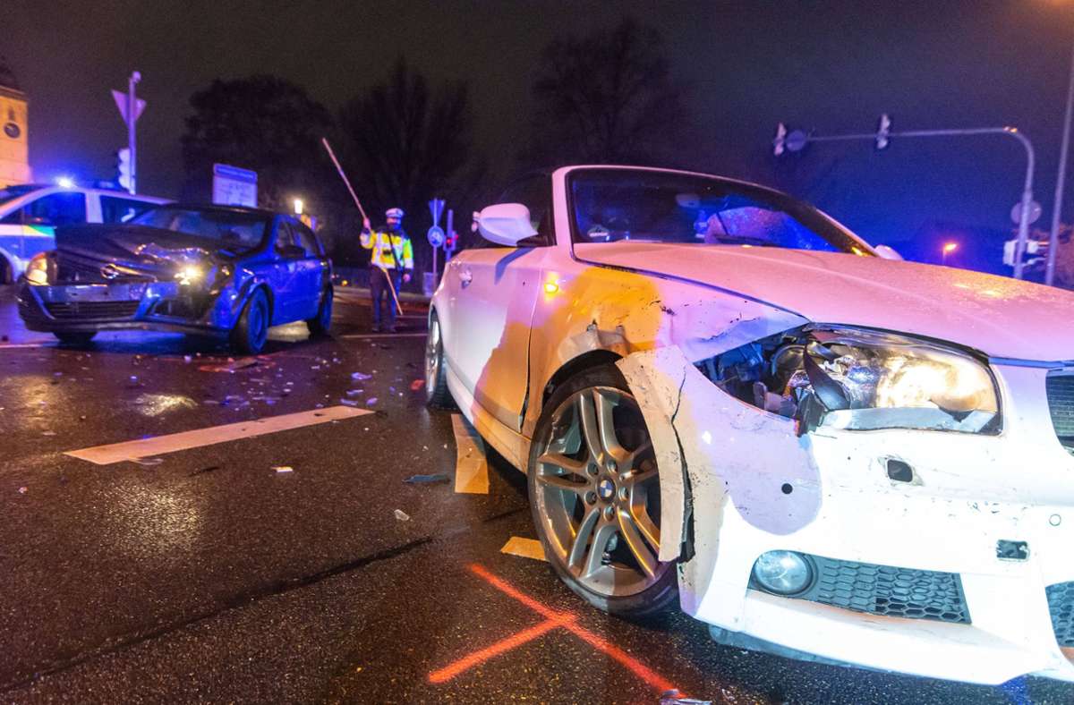 Ein Opel-Fahrer fuhr am Dienstagabend auf eine Kreuzung in Nürtingen, dann krachte es.