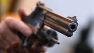 Unbekannter bedroht Kassiererin mit Pistole und stiehlt  Geld