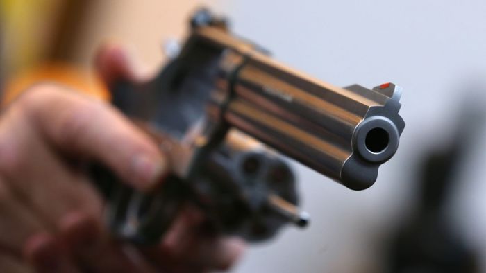Unbekannter bedroht Kassiererin mit Pistole und stiehlt  Geld