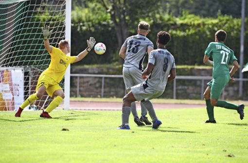Die Vorentscheidung: Lucas Hägele (Nummer 13) trifft im Finale zum 2:0 für den FC Esslingen gegen den TSV Köngen. Foto: /Herbert Rudel