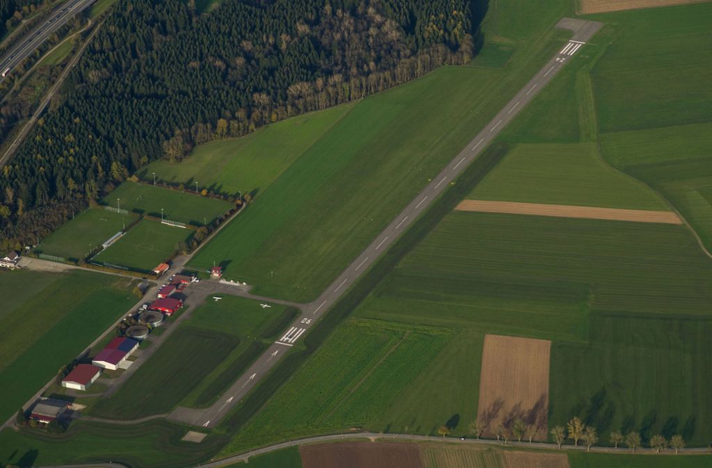 Flugplatz in Leutkirch: Junge Männer laufen über Landebahn – Flugzeuge können nicht landen