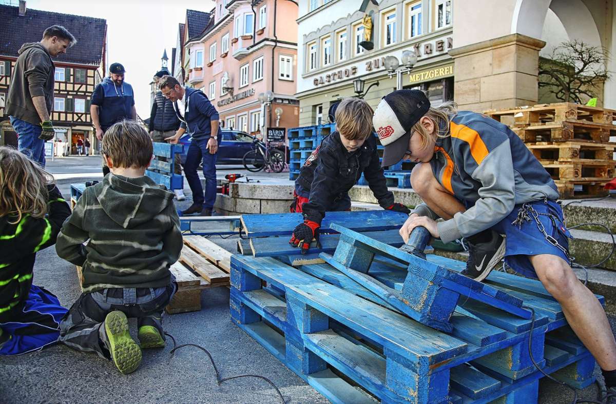 Mit-Mach-Aktion in Marbach: Selbst gebaute Palettenmöbel für die Fußgängerzone