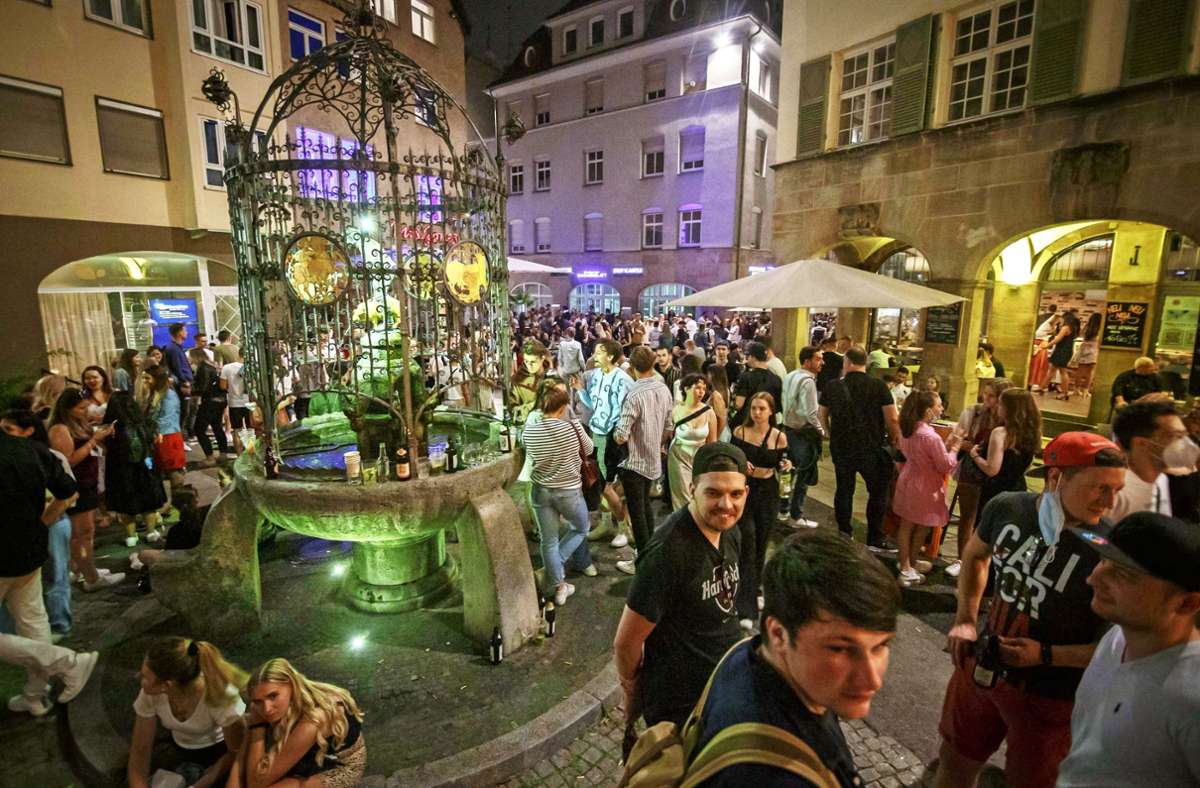 Sommer in der City: der Hans-im-Glück-Brunnen als Partytreff