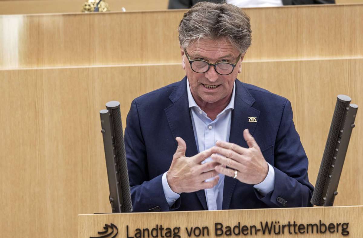 Gesundheitsminister Manne Lucha spricht im Landtag. Foto: IMAGO/Arnulf Hettrich/IMAGO/Arnulf Hettrich