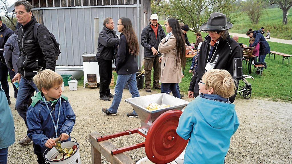 KREIS ESSLINGEN:  Beim Moschtfescht im Freilichtmuseum Beuren konnten Besucher die Obstpresse bedienen - 100 Apfelsorten zu bestaunen: Mit Kraft zum Saft