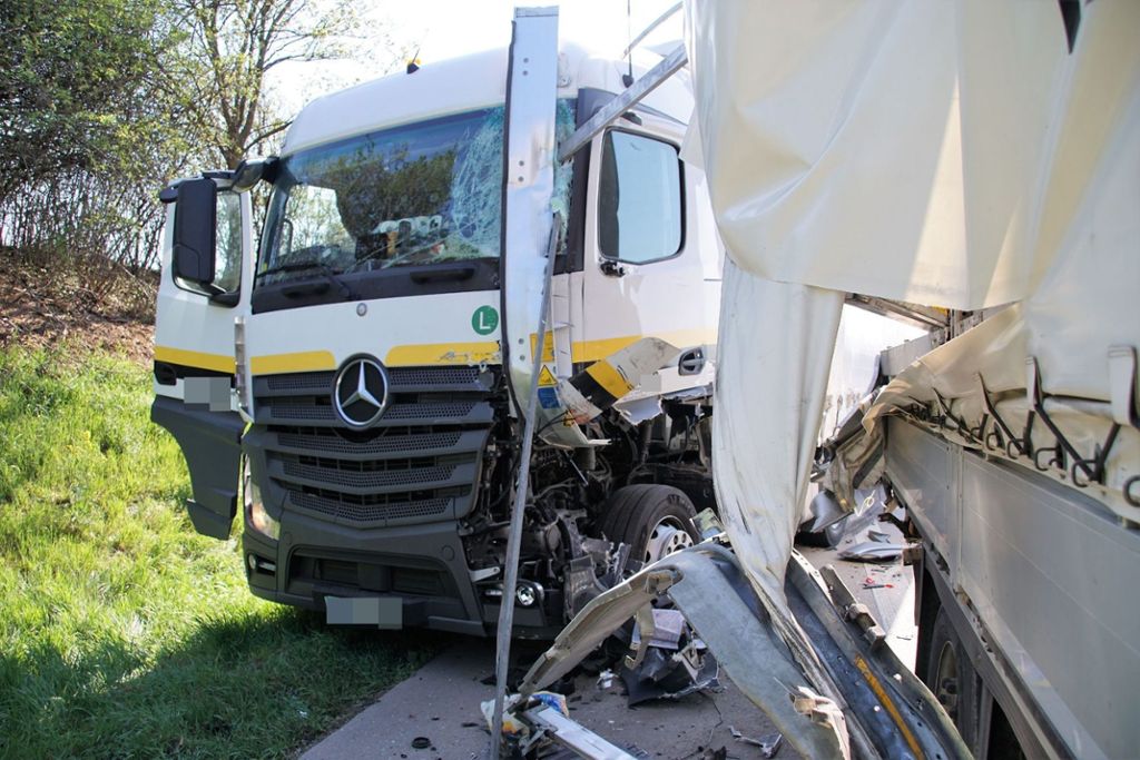 Unfall verursacht 85.000 Euro Schaden und fast zehn Kilometer Stau: Schwerer Lkw-Unfall bei Wendlingen