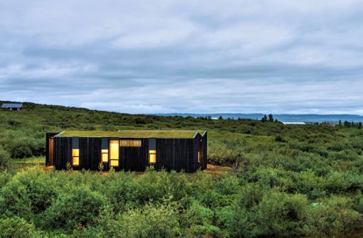Bettet sich achtsam in die Landschaft: Wohnhaus im Südwesten von  Island,  bei dem die für den Bau abgetragene Vegetation auf dem Dach weiterwachsen darf. Foto: Rafael Pinho/Edition Detail
