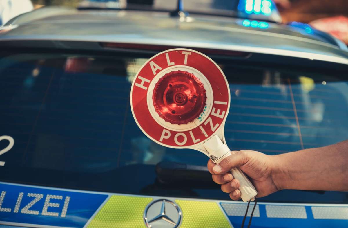 Polizeikontrolle in  Fellbach: Mercedes-Fahrerin verletzt Polizeibeamten