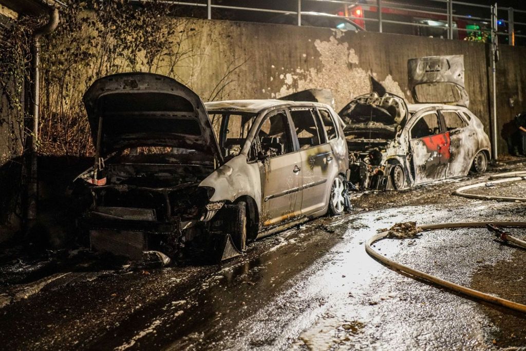 Brandstiftung kann derzeit nicht ausgeschlossen werden: St. Bernhardt: Zwei Autos brennen komplett aus