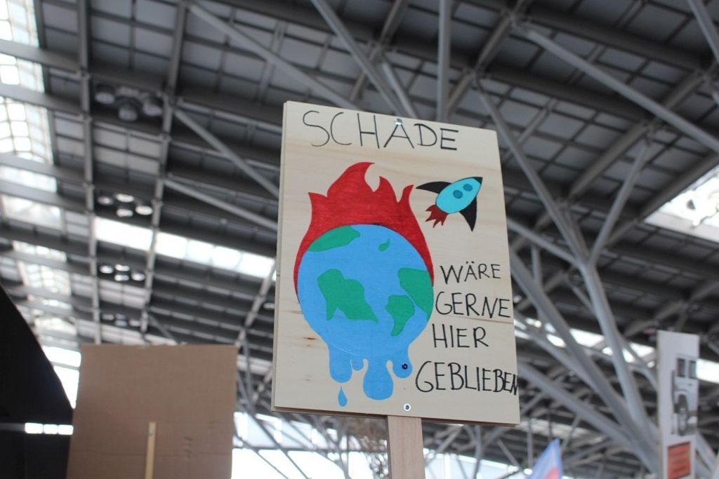 350 Demonstranten protestieren gegen das Fliegen: «Fliegen ist kacke!» - Klimademo am Flughafen