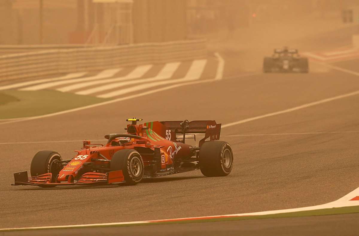 Ein Sandsturm in Bahrain tauchte die Szene in ein diffuses Bild und machte die Aufgabe nicht einfacher für den Ferrari-Neuzugang Carlos Sainz.