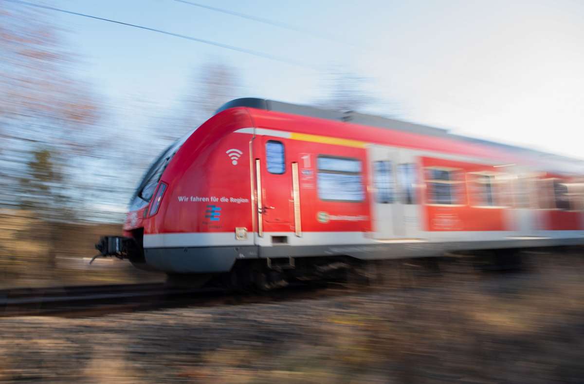Plochingen: S-Bahn überfährt Sperrschild im Gleis
