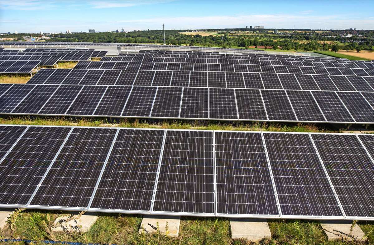Die Photovoltaikanlage auf dem Bosch-Parkhaus am Stuttgarter Flughafen ist Teil der Nachhaltigkeitsstrategie. Foto: dpa/Christoph Schmidt