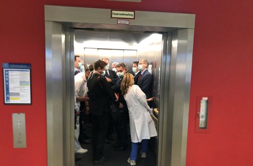 Das Foto, das zeigt wie sich unter anderem Bouffier und Spahn im Aufzug drängeln, bleibt ohne Folgen. Foto: dpa/Bodo Weissenborn