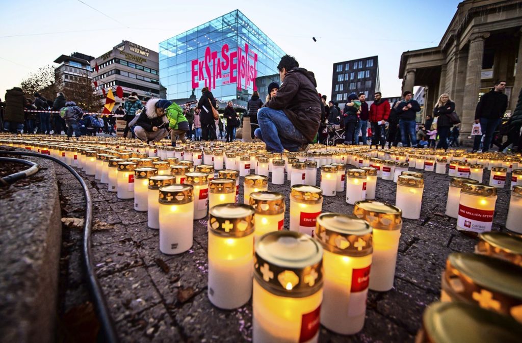 3000 Kerzen in Stuttgart setzen ein Zeichen für Menschen in Not.: Tausende Kerzen für gerechtere Welt