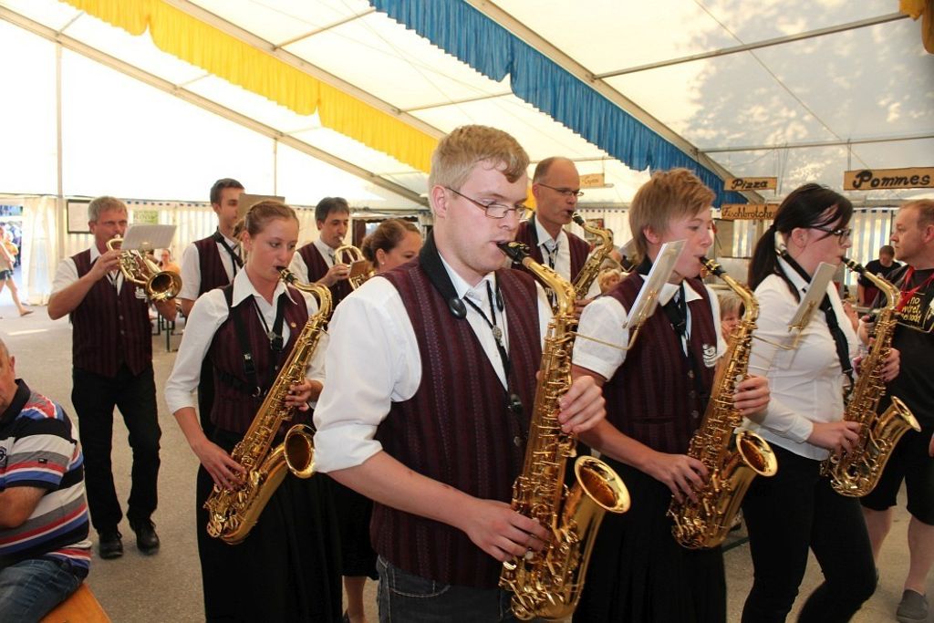 Musikverein Baltmannsweiler feiert Musikfest - Bürgermeister Schmid benötigt zwei Schläge beim Fassanstich: Geselligkeit zu zünftigen Tönen
