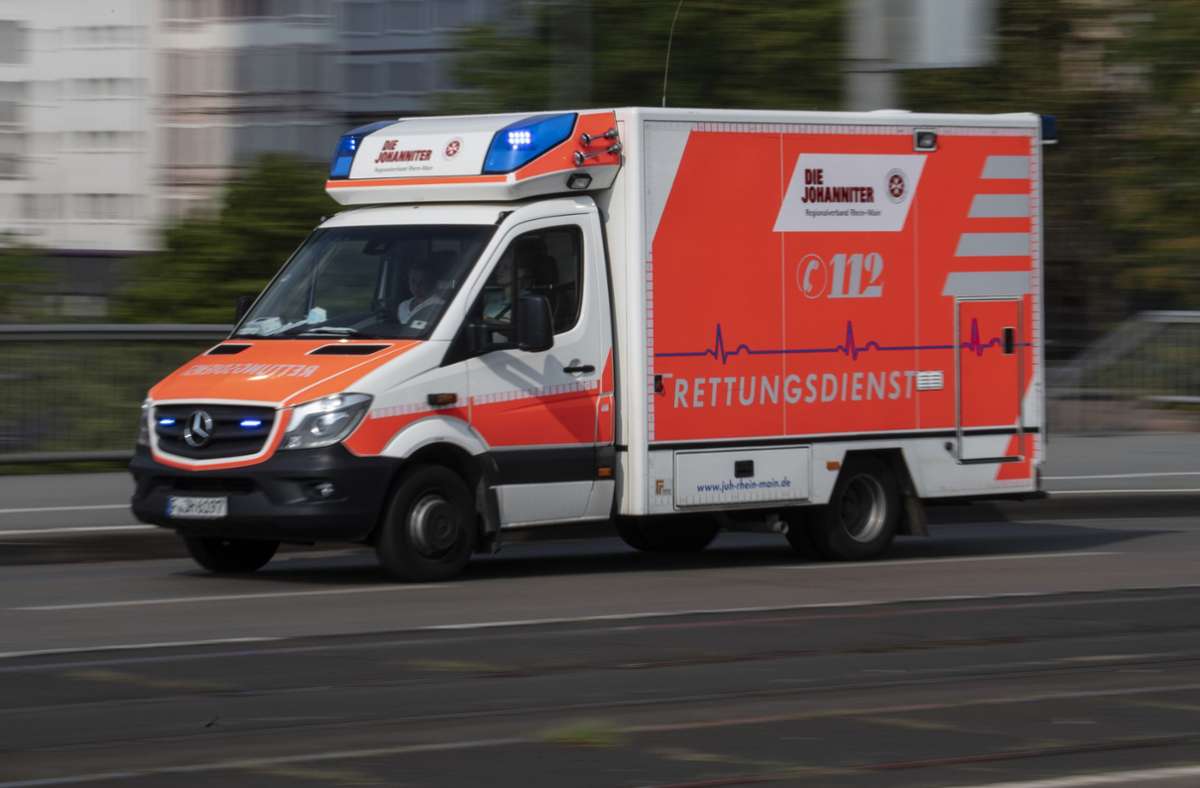 Der Radler musste per Rettungswagen in eine Klinik gebracht werden (Symbolfoto). Foto: picture alliance/dpa/Boris Roessler