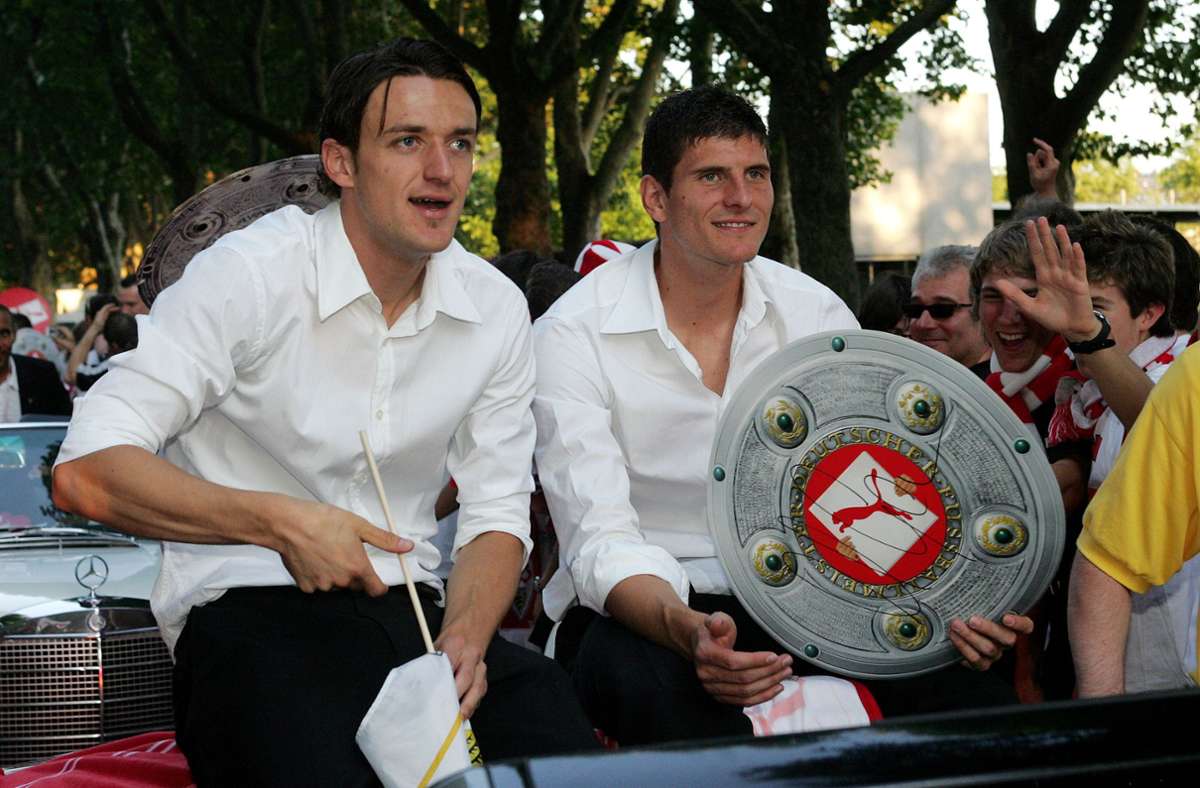 Christian Gentner (li., neben Mario Gomez) gewinnt 2007 mit dem VfB Stuttgart die deutsche Meisterschaft.