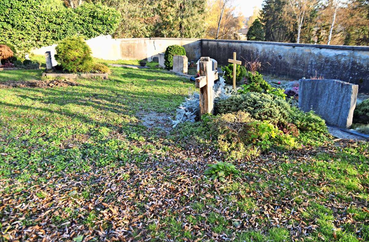 Gang über den Plochinger Stadtfriedhof: Mit Gummistiefeln zur Grabpflege