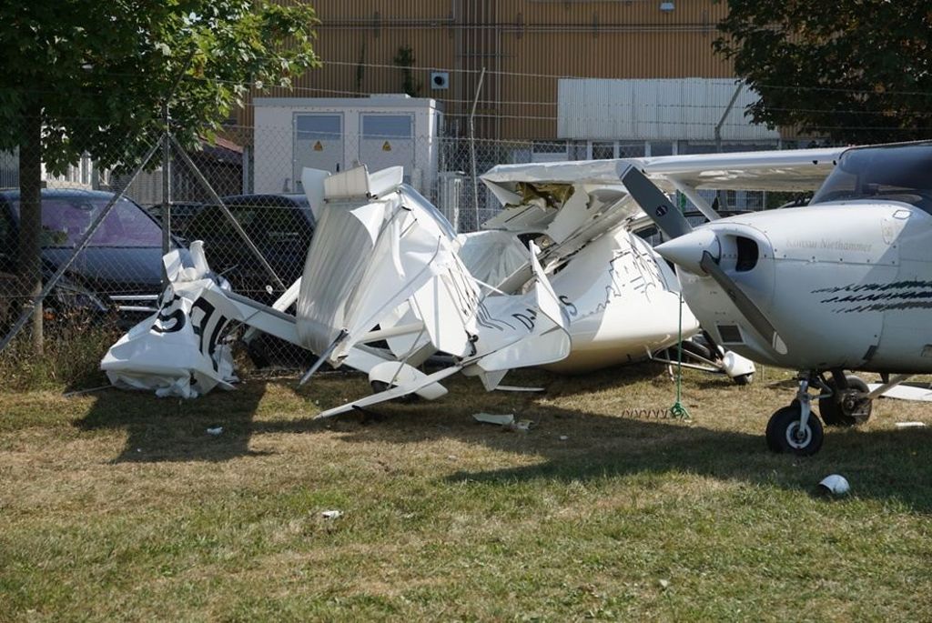 Flugzeug kollidiert mit drei geparkten Sportflugzeugen: Ultraleichtflugzeug verunglückt