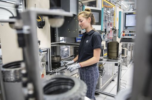 Eine ZF-Mitarbeiterin montiert Komponenten für  den rotierenden Teil eines Elektromotors.  Haben auch Verbrennerjobs eine Zukunft? Foto: ZF Friedrichshafen AG/Dominik Gigler