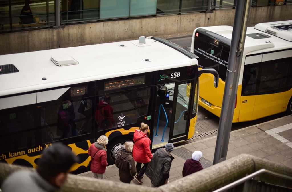 Zum Schutz vor Coronavirus in Stuttgart: Die Bustür beim Fahrer bleibt zu