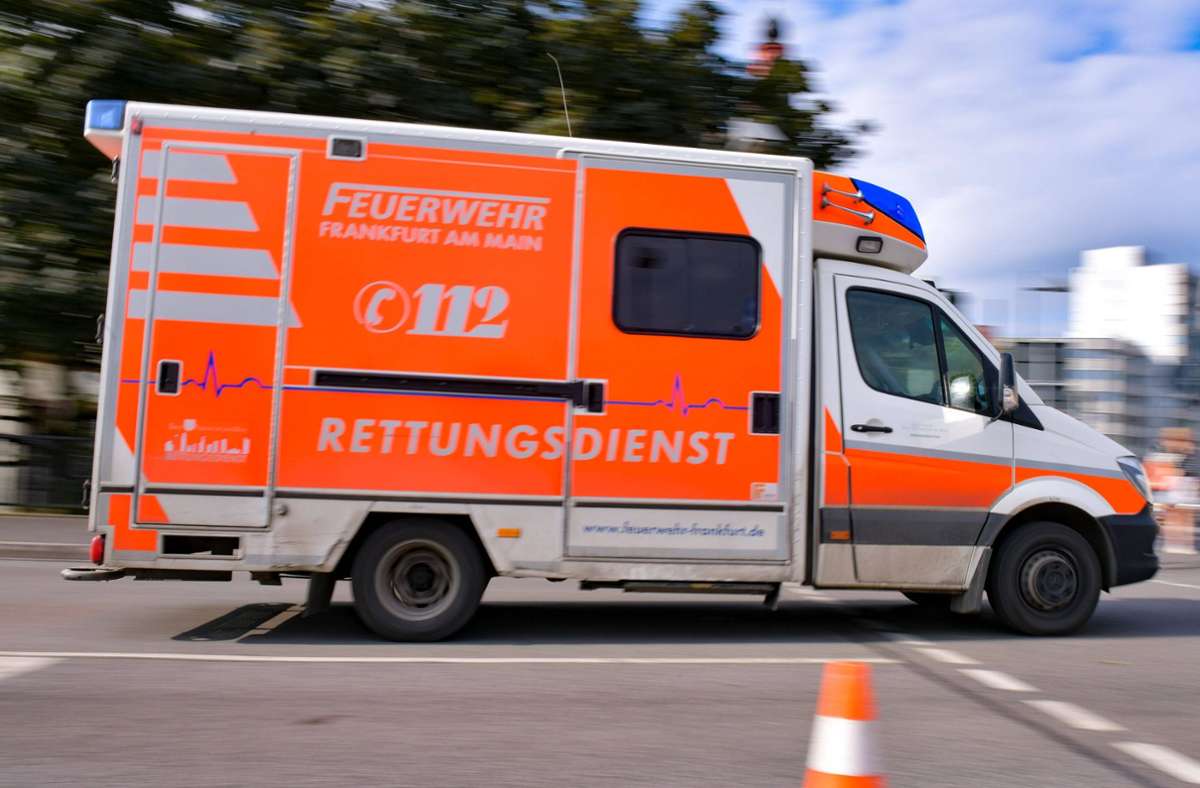 Unfall im Landkreis Karlsruhe: Metallstrebe bohrt sich bei Mäharbeiten in einen Arbeiter