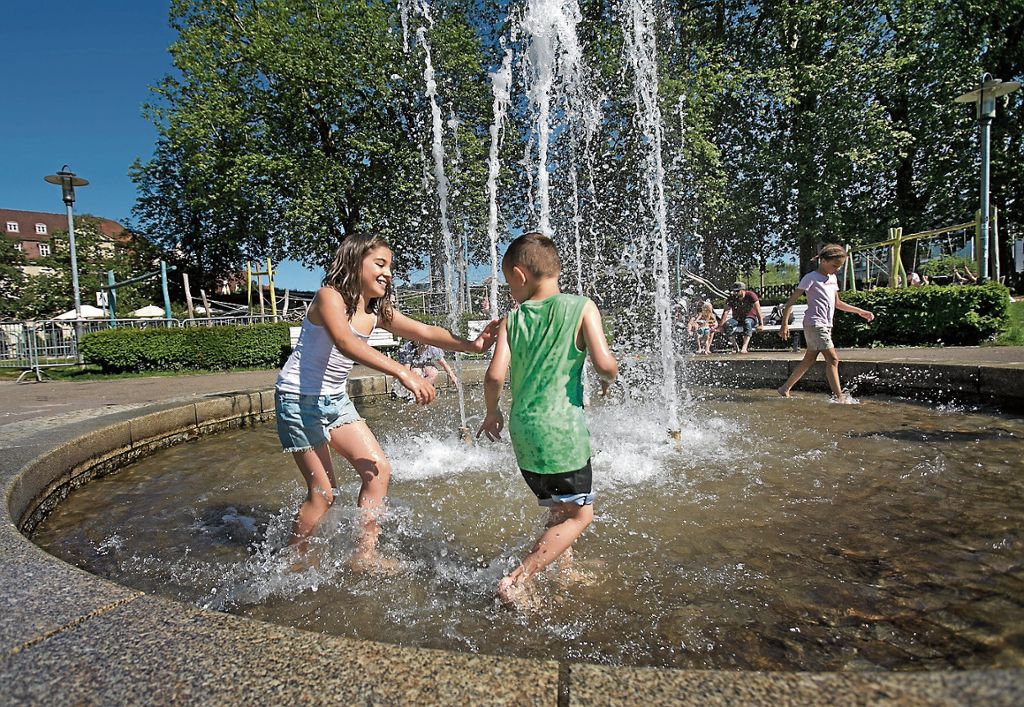 ESSLINGEN:  Jung und Alt genießen den Sommer auf der Maille - Abkühlen im Brunnen oder Ausruhen unter den großen Bäumen: Schattenplätze heiß begehrt