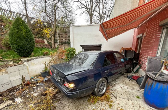 Unfall in Stuttgart-Obertürkheim: Daimler landet auf Terrasse