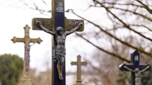 Friedhofsgärtner schmeißt Gebeine in Müll – Kündigung nicht rechtens