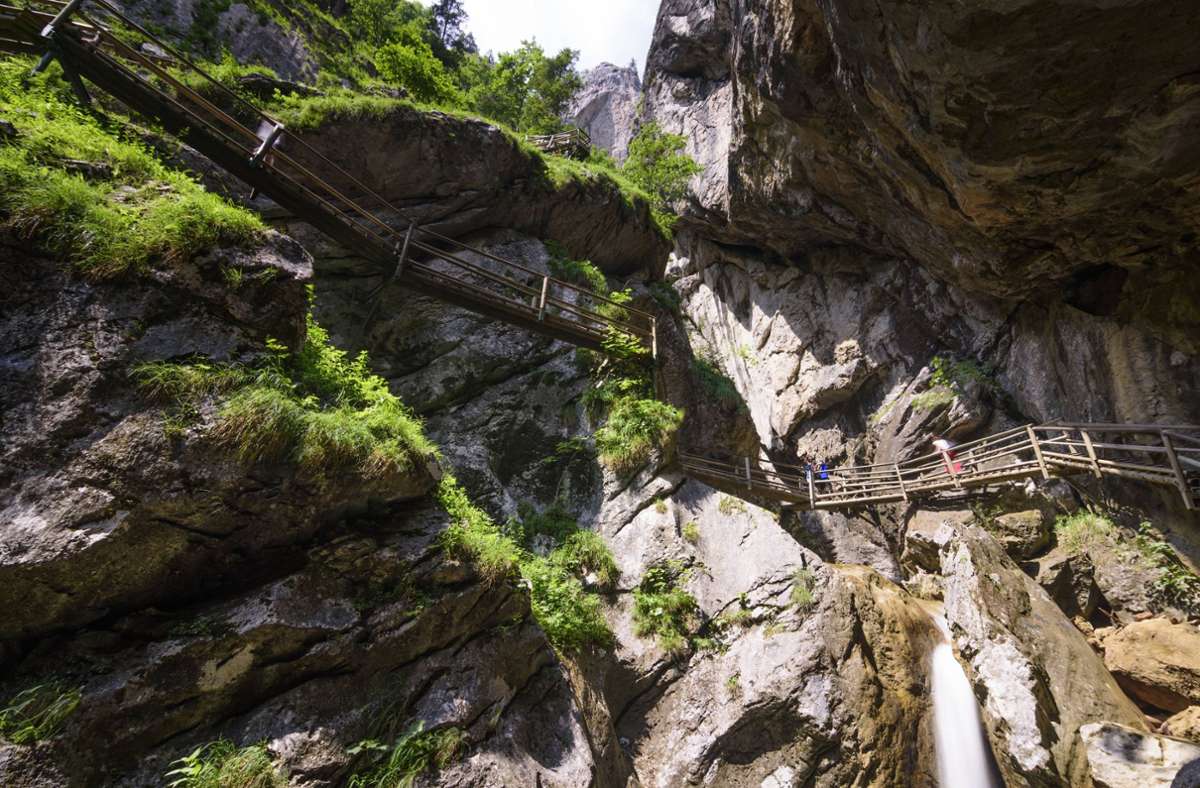 Unglück in Österreich: Zwei Wanderer sterben bei Felssturz in Klamm – Sieben Verletzte